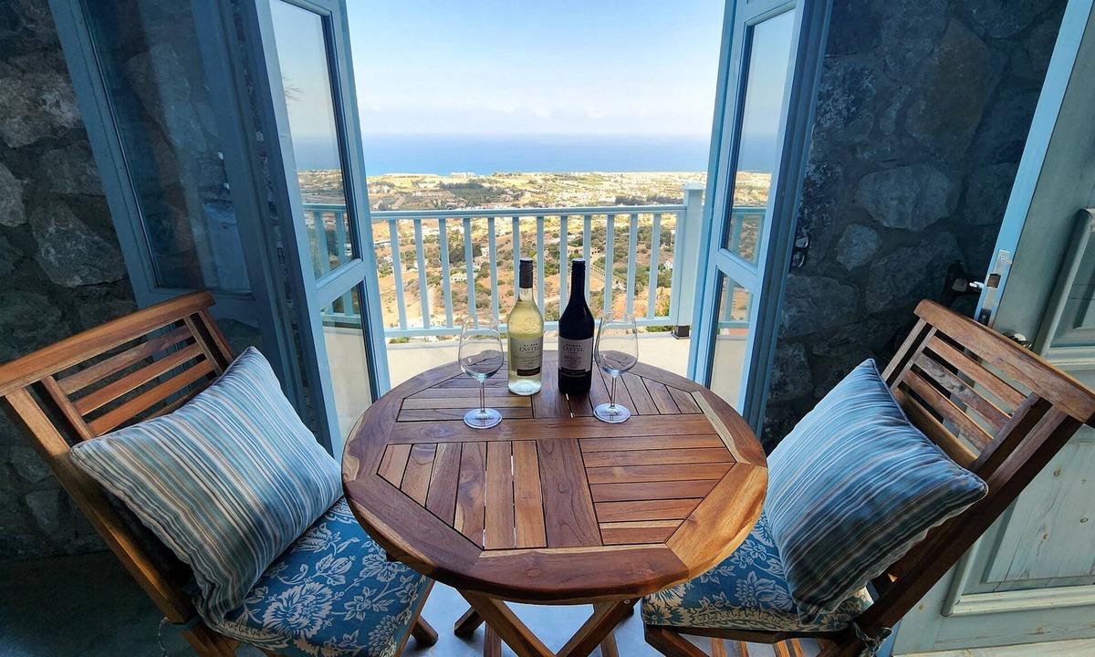 Karsiyaka Cottage | 1 bedroom guesthouse with incredible views!