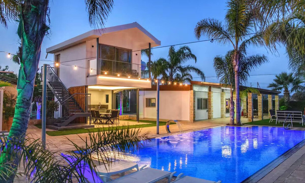 Agios Theodoros Villa | 3-Bedroom Villa Oasis by the Sea: Infinity Pool, AC, WiFi & Award-Winning Garden