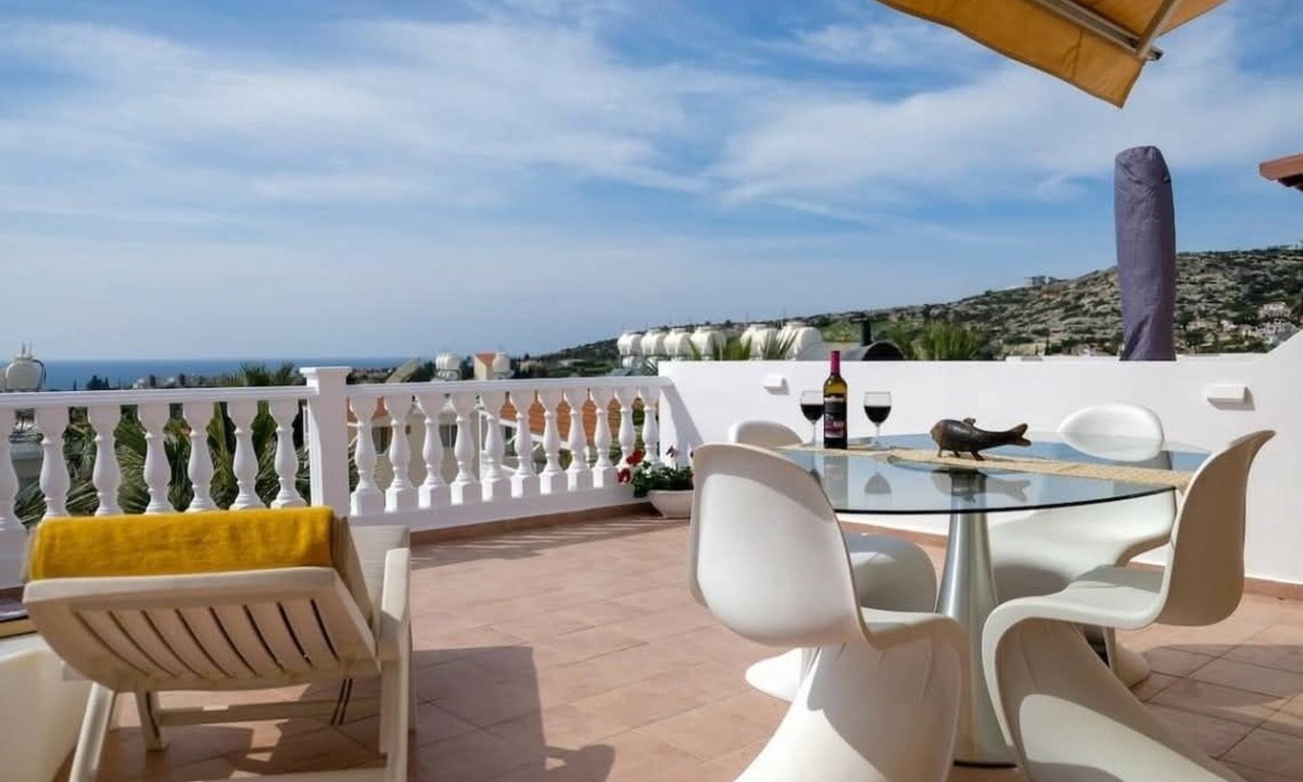 Peyia Town Apartment | A beautiful 2 bedroom apartment with sea views and hot tub .