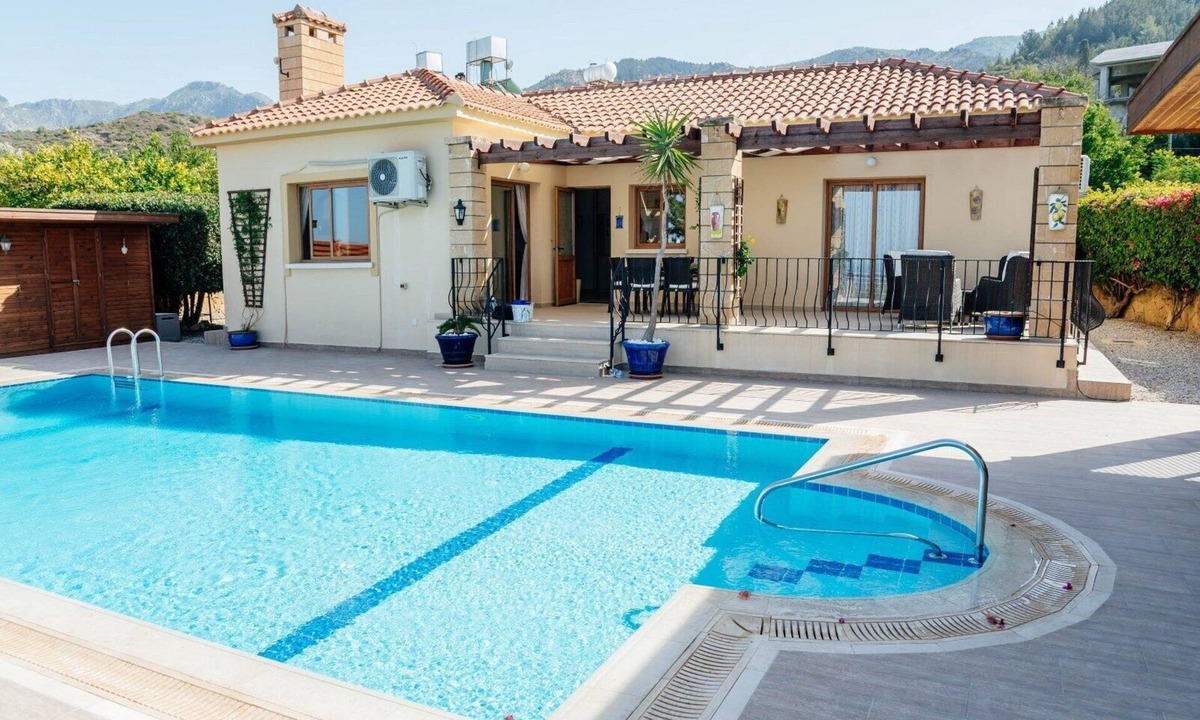 Karavas House | Beautiful 3 bedroom/2 bathroom bungalow with fantastic views!