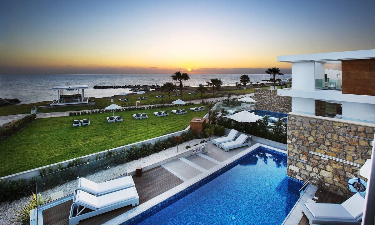 Paphos Villa | Exclusive Luxury Beachfront Villas - Prime Tourist Beach Location - Cyan