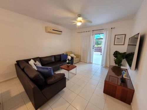 Universal Apartment | Large 2-bedroom townhouse with patio, 200Mbps WiFi