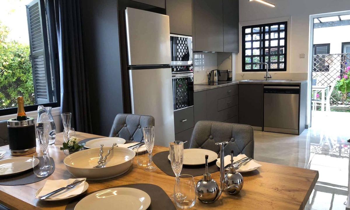 Paphos Villa | Luxurious 3-Bed Villa, Modern Decor, communal Pool