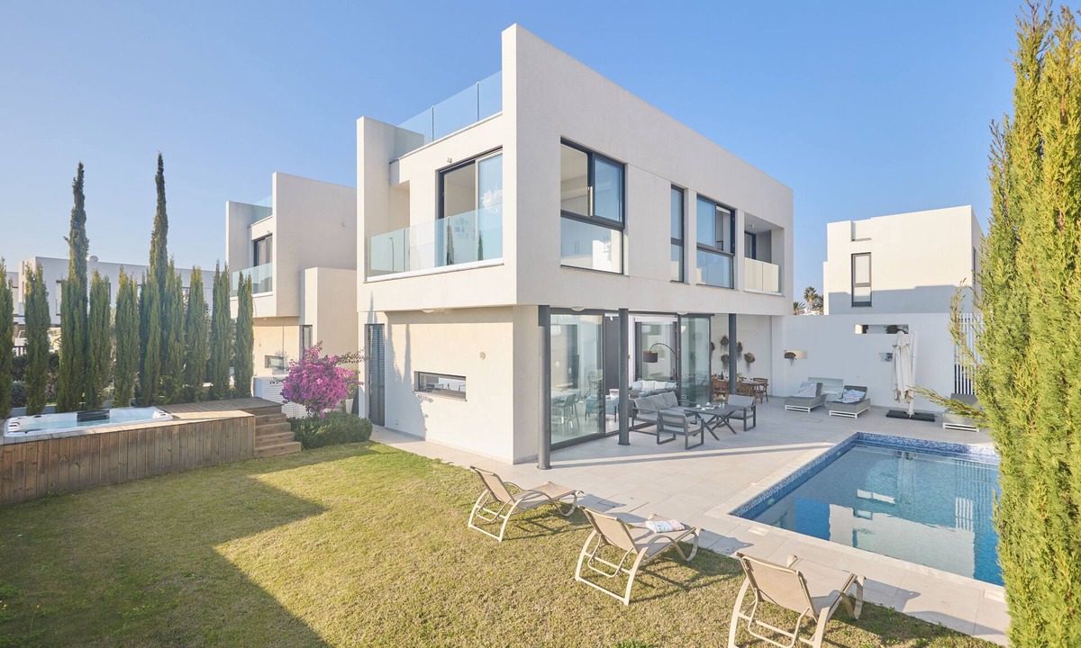 Pernera Cottage | Protaras Almaria Villa ALM03 - a villa that sleeps 6 guests in 3 bedrooms