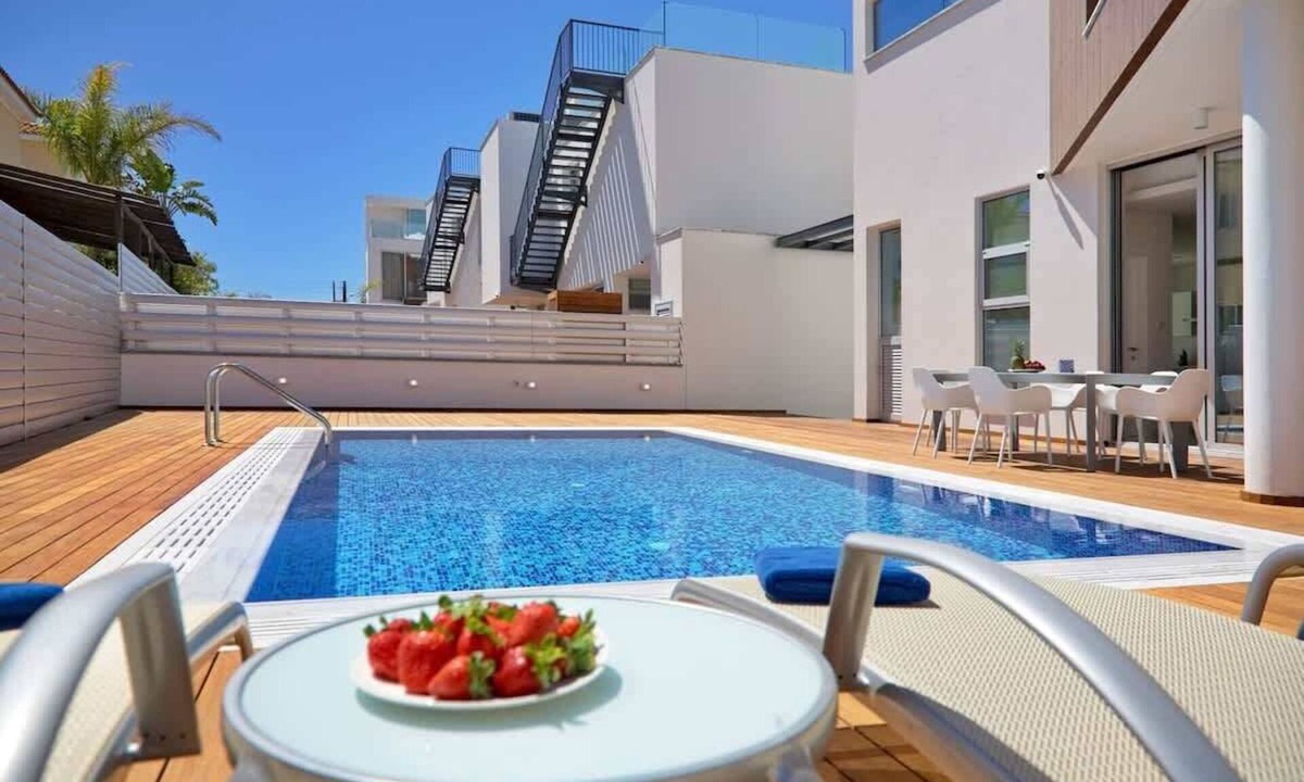 Paralimni Villa | Sea-View Villa Private Pool & Rooftop Jacuzzi