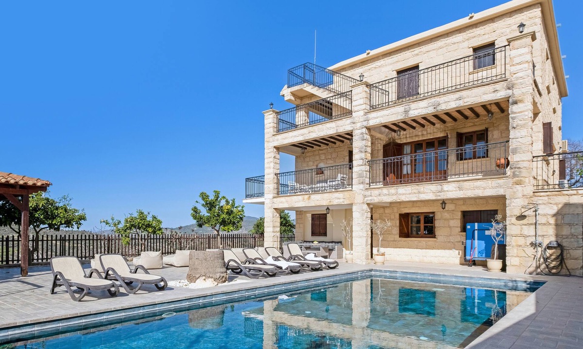 Peristerona Villa | Spacious 7-BDR Villa with Pool & Sea View