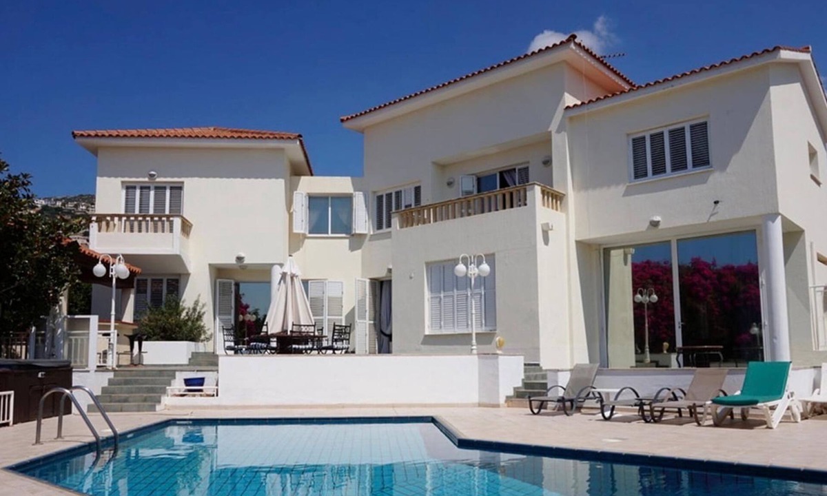 Peyia Town Villa | Spacious & Private 6 bed villa close to Peyia - 5bed villa + 1bed granny annex