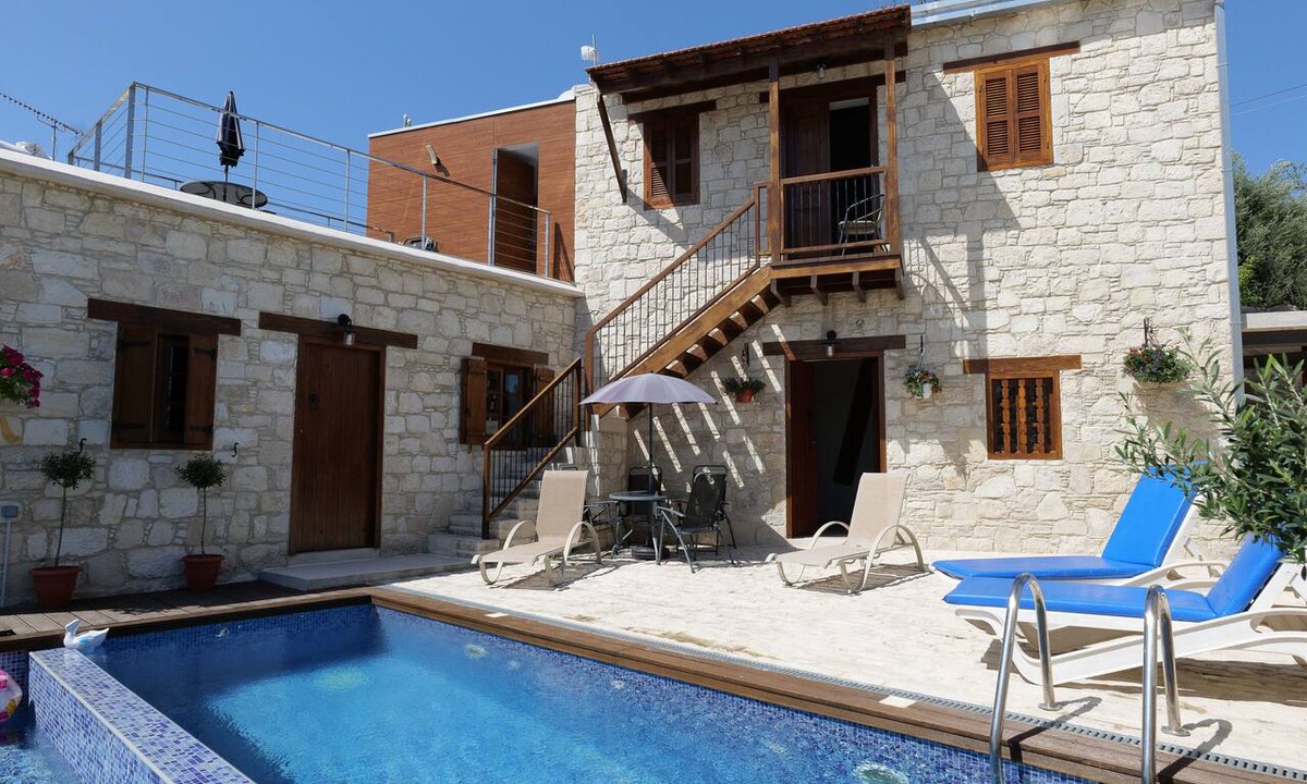 Anarvagos House | THE STONEHOUSE WITH PRIVATE SWIMMING POOL