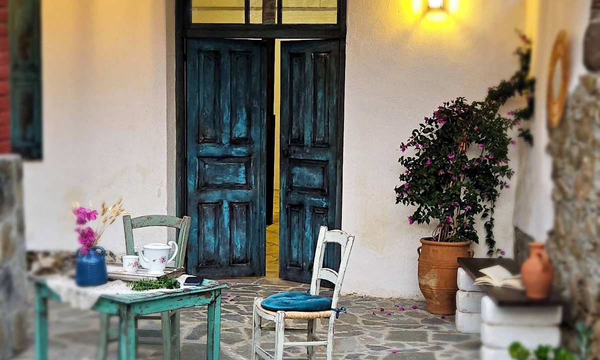 Vasa Koilaniou House | Traditional & cozy adobe house