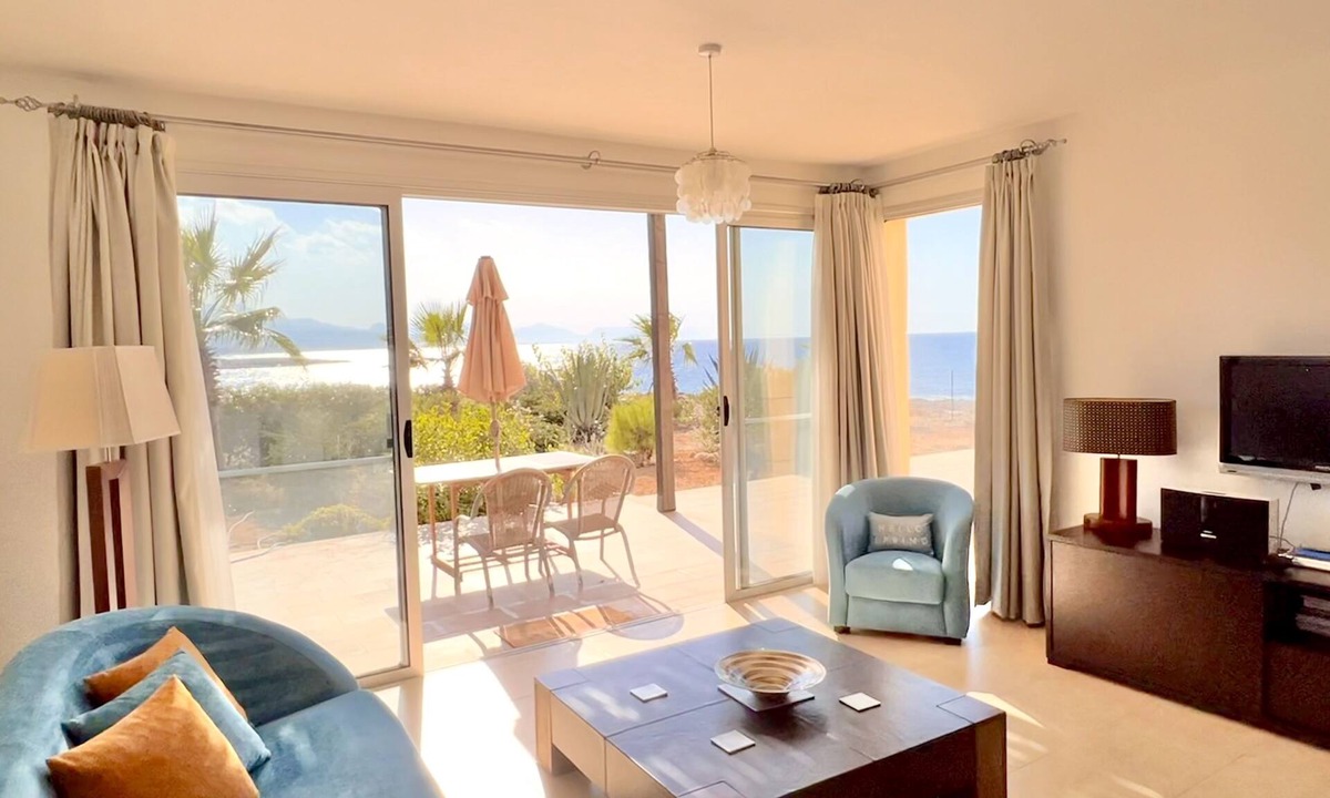 Tatlisu Condo | True frontline apartment with private sandy beach in Tatlisu - "King" Apartment