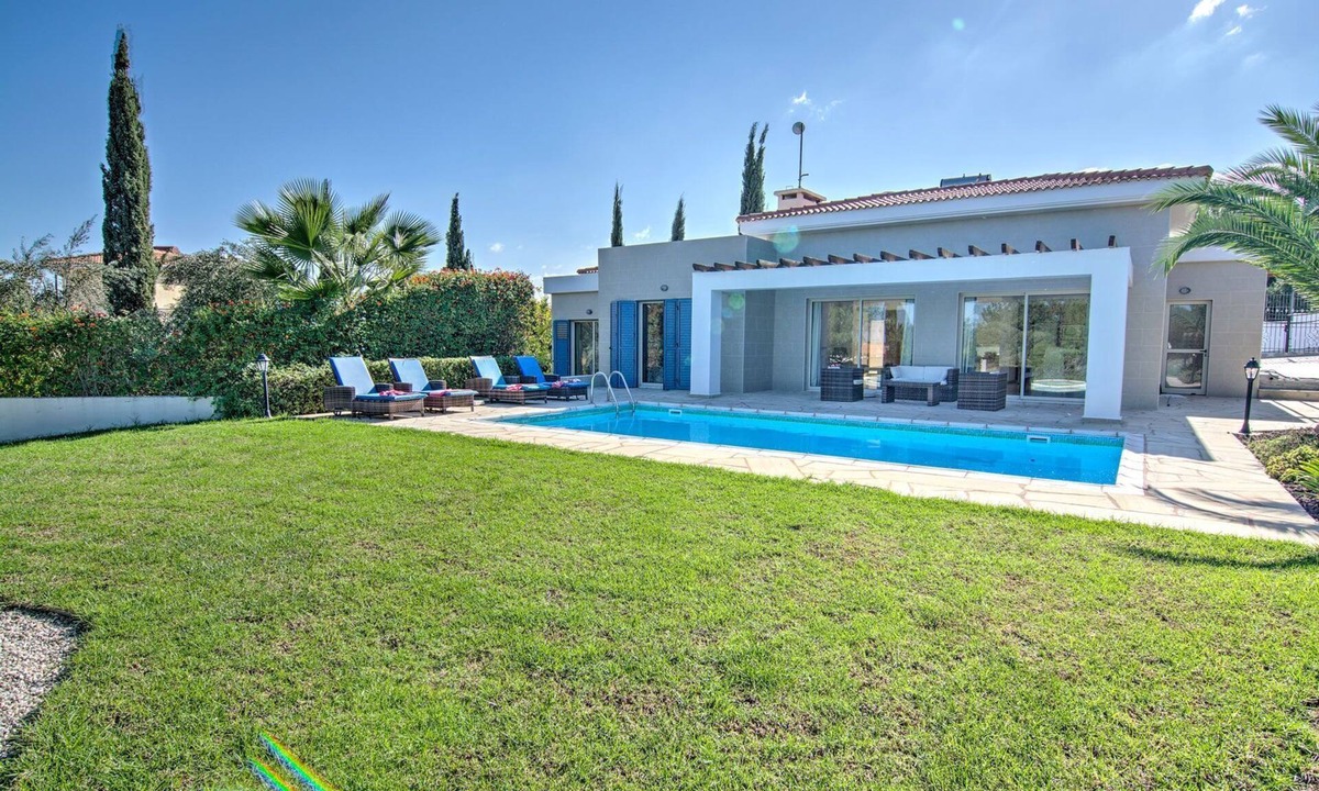 Latchi Cottage | Villa Latchi Marina Bungalow - a villa that sleeps 6 guests in 3 bedrooms