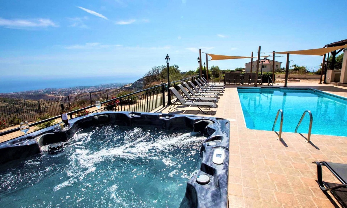 Kathikas House | Villa mit Blick auf die Berge und Whirlpool by Interhome