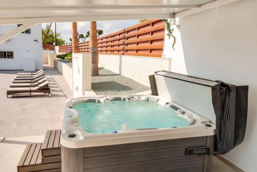 Peyia Town Villa | Villa Prasino