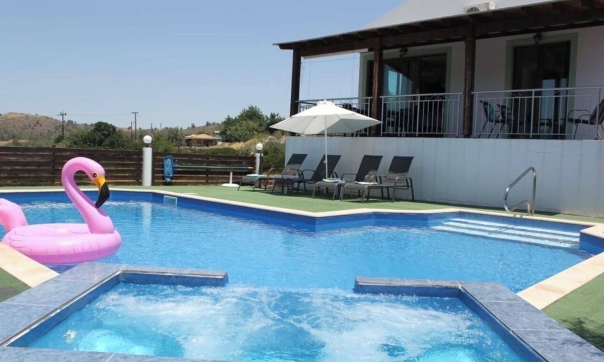 Vasa Koilaniou House | Yiannos House Pool and Spa (near the train station museum)