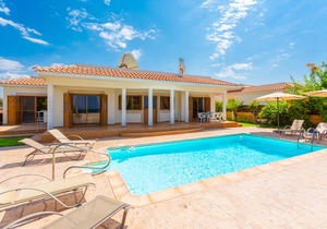 Achilles Beach Villa: Large Private Pool, Walk to Beach, Sea Views, A/C, WiFi in Poli Crysochous