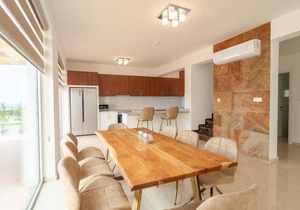 Luxury 4 bedroom villa with private pool, hot tub in Peyia