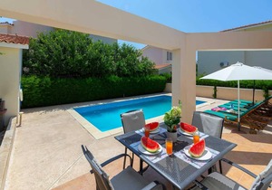 Modern 3 bed villa with pool, close to town in Coral Bay