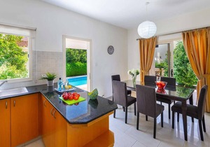 Modern 3 bed villa with pool, close to town in Coral Bay