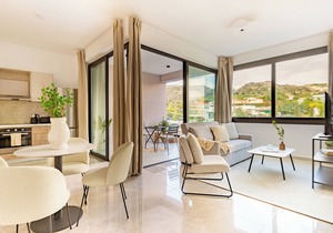 Sanders River Plaza - Fine 1-Bdr Apt with Balcony in Limassol