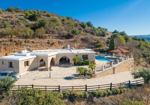Villa Heaven: Large Private Pool, Sea Views, A/C, WiFi, Eco-Friendly in Paphos