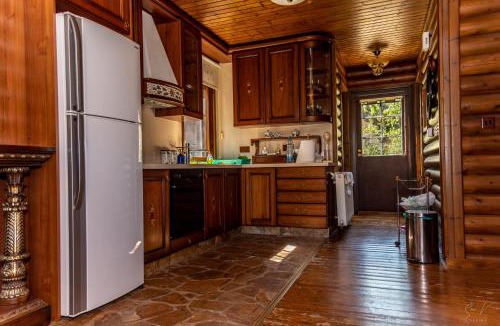 Gourri House | *2 bdr log house/mountains/Queen bed/fireplace