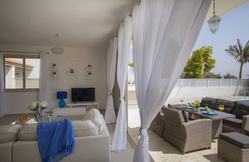 Mazotos Villa | 200 m² Villa ∙ 4 bedrooms ∙ 8 guests