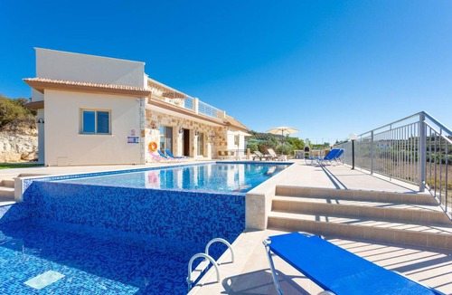 Pano Arodhes Villa | 210 m² Villa ∙ 4 bedrooms ∙ 9 guests