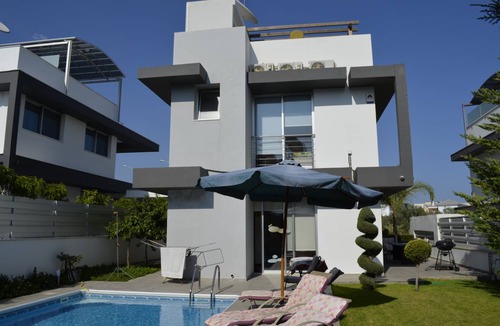 Pyrgos Villa | 246 m² Villa ∙ 3 bedrooms ∙ 7 guests