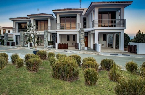 Mazotos Villa | 3 Bed Ground Floor Apartment, Breakfast Included