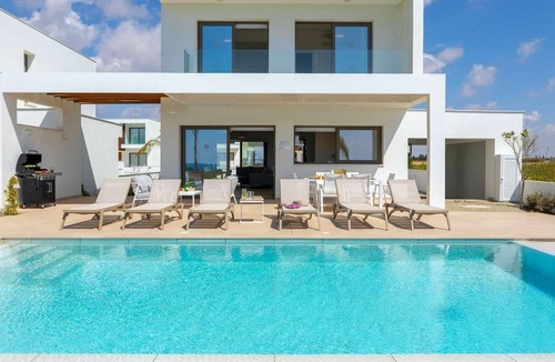 Softades Villa | 3 bed villa, gym, sauna, stunning views