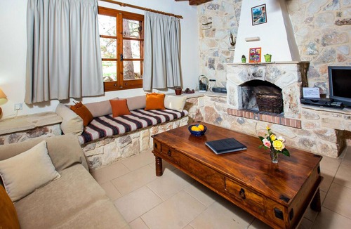 Polis House | 3 bedroom nice home in Laatchi