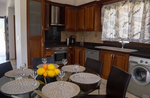 Peyia Town House | 3 bedroom villa with a large swimming pool and great sea views!