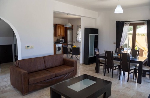 Peyia Town House | 3 bedroom villa with a large swimming pool and great sea views!