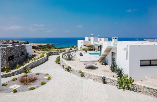 Bahceli Resort | 5 min to the sea and the 5 finger mountains