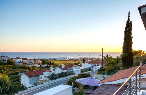 Chlorakas Villa | A luxury 3 Bedroom Villa with Hot Spa Jacuzzi