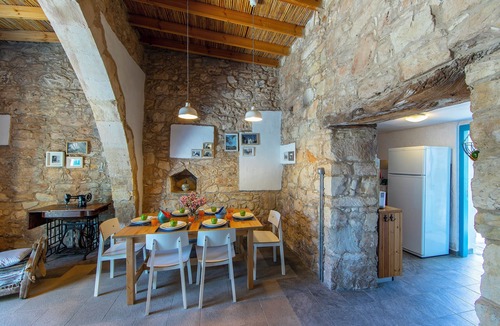 Anarita Cottage | AKAMANTIDA PLATEA 1. A 3-bedroom country house built in 1900, renovated in 2016.