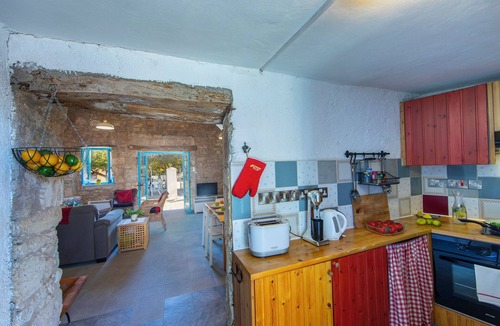Anarita Cottage | AKAMANTIDA PLATEA 1. A 3-bedroom country house built in 1900, renovated in 2016.