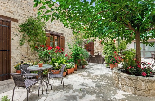 Arsos Apartment | Arsorama Sweet Studio Apt w Shared Patio