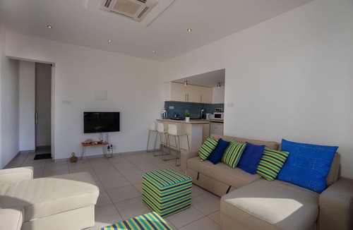 Agios Tychon Apartment | Athenaeum Beach Studio
