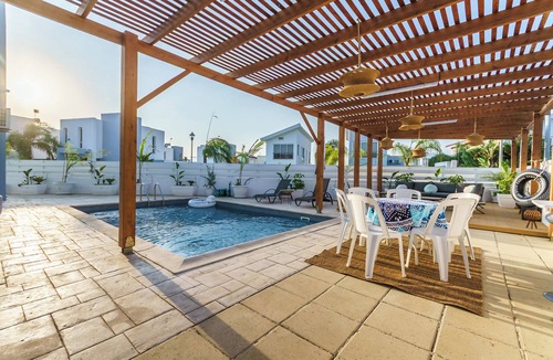 Meneou Villa | Black Swan Villa – Elegant 2-Bedroom Beach House in Pervolia