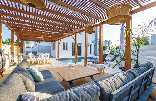 Meneou Villa | Black Swan Villa – Elegant 2-Bedroom Beach House in Pervolia