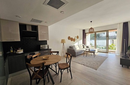 Karavas House | Charming 2-bedroom apartment with WiFi, AC in amazing Alsancak