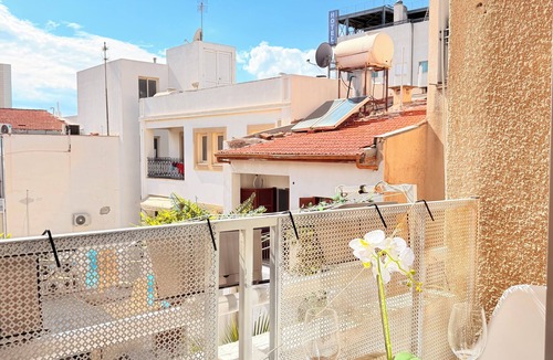 Larnaca City Centre Apartment | Cozy 2BR - 1Min To The Beach