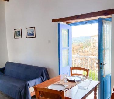 Skarinou Apartment | Cozy Courtyard Apartment