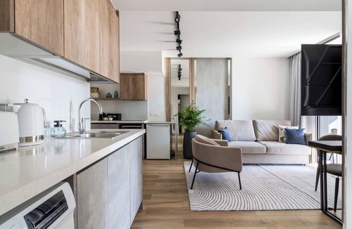 Potamos tis Germasogeias Apartment | Elegant 1BR Suite w/Balcony & King Bed – Germasogeia Tourist Area, Limassol