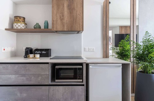 Potamos tis Germasogeias Apartment | Elegant 1BR Suite w/Balcony & King Bed – Germasogeia Tourist Area, Limassol