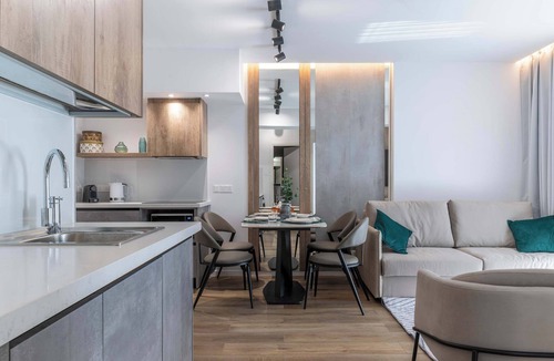 Potamos tis Germasogeias Apartment | Elegant 1BR Suite w/Balcony & King Bed – Germasogeia Tourist Area, Limassol