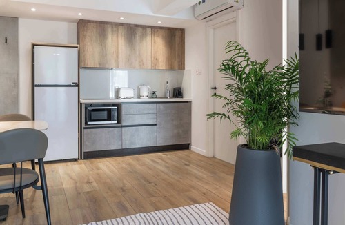 Potamos tis Germasogeias Apartment | Elegant 1BR Suite w/Balcony & Queen Bed – Germasogeia Tourist Area, Limassol