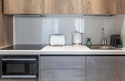 Potamos tis Germasogeias Apartment | Elegant 1BR Suite w/Balcony & Queen Bed – Germasogeia Tourist Area, Limassol