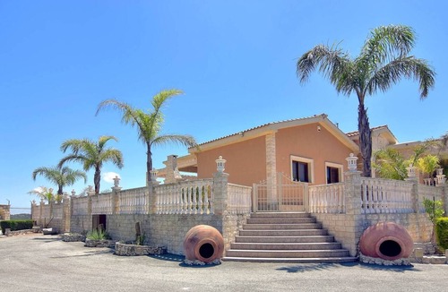 Kathikas Villa | Elegant Huge Villa Large Pool, Ideal For Weddings